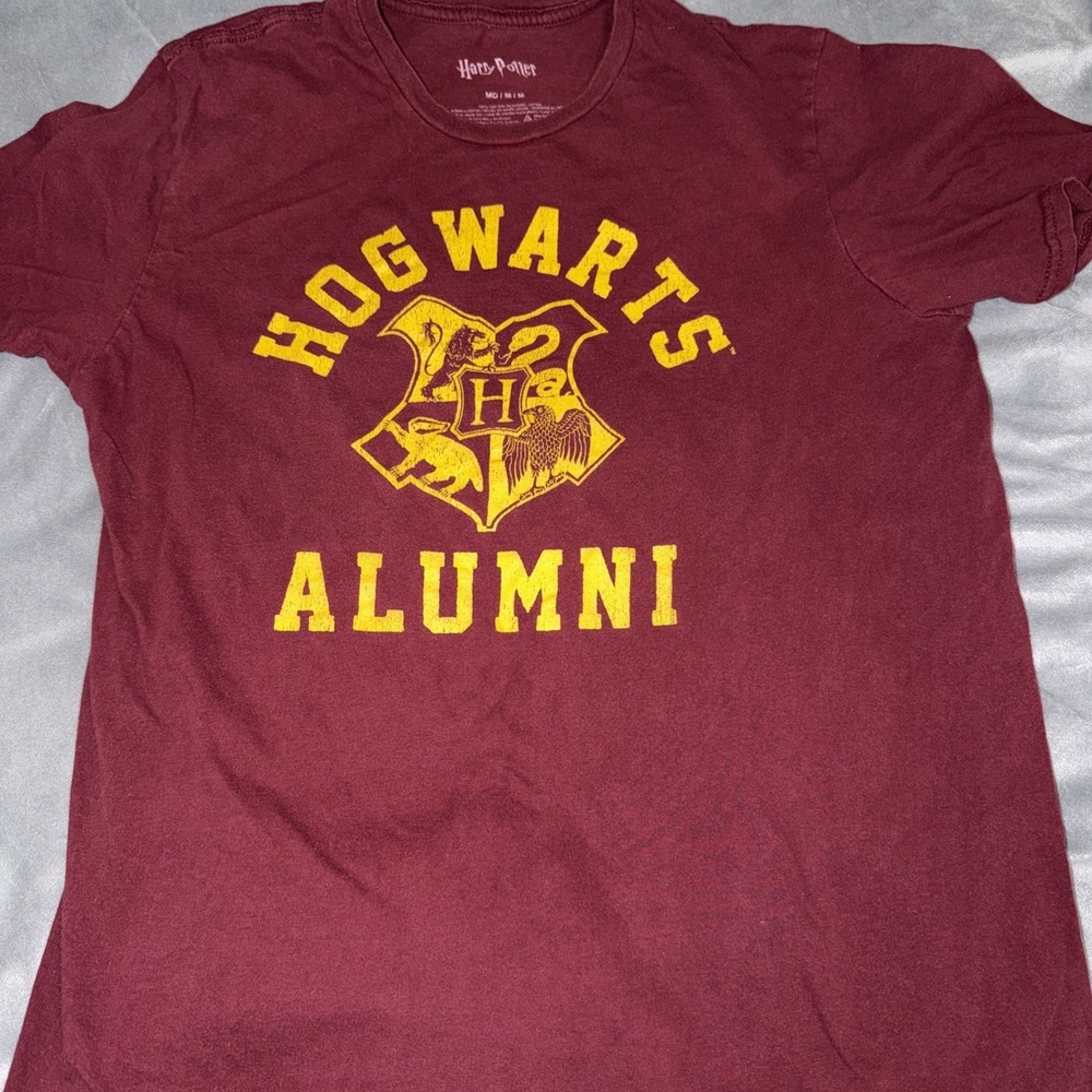 Harry Potter Hogwarts Alumni Maroon T-shirt Size M 100% Cotton